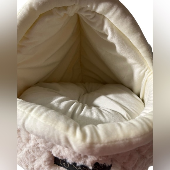 Cozy Fish-Shaped Dog Bed in Cream - Picture 10 of 11